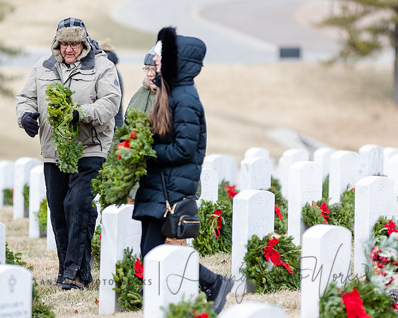 WreathLaying2022-420