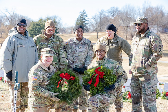 WreathLaying2022-498