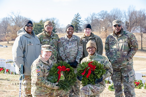WreathLaying2022-499